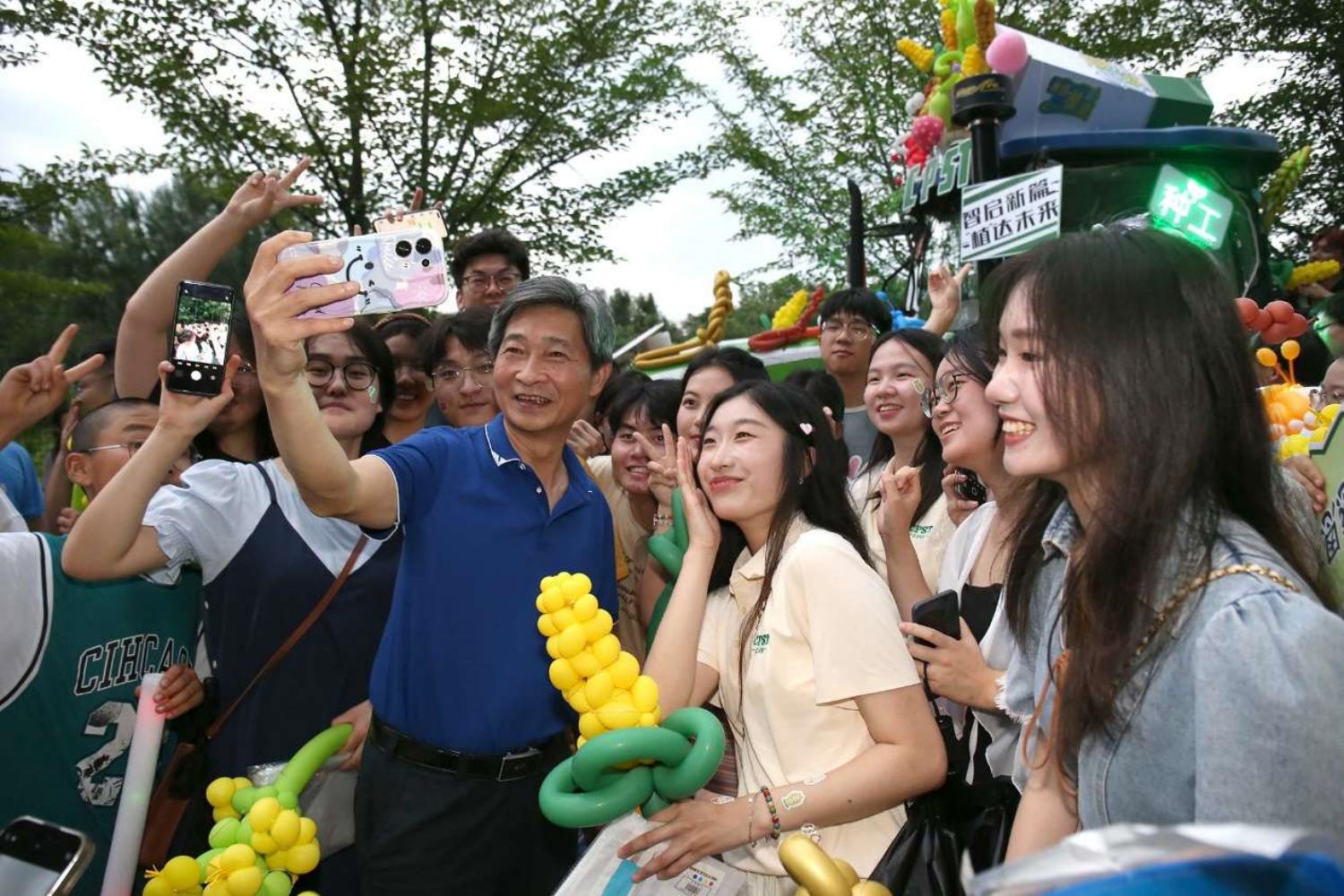 外围买球app十大平台党委书记高翅和同学们合影。侯国涛 摄